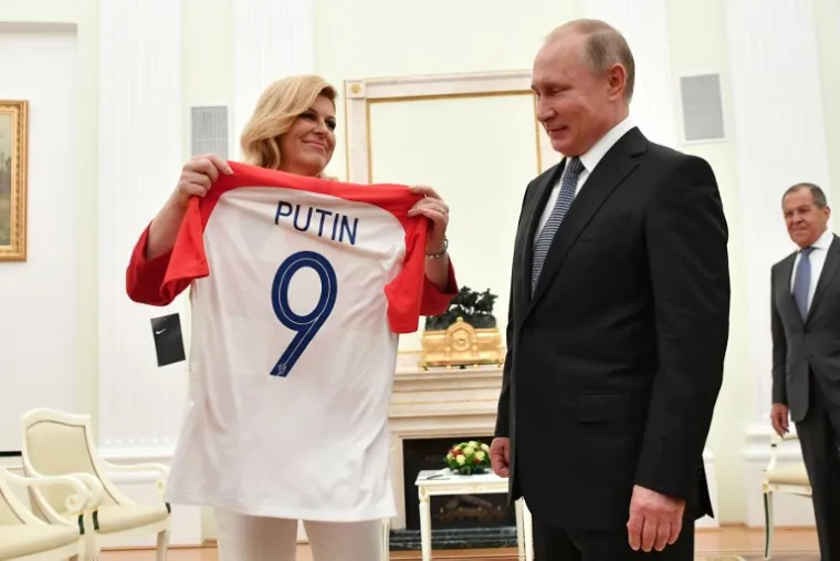 KOLINDA SE U MOSKVI SASTALA S PUTINOM: Darovala mu je dres hrvatske reprezentacije s brojem 9, a pogledajte što je on njoj poklonio