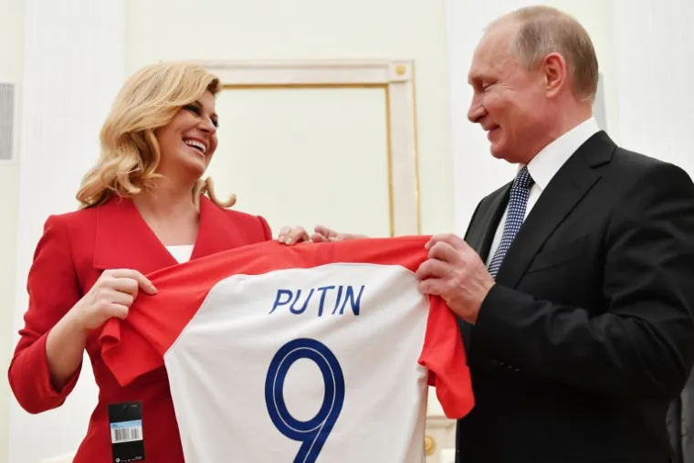 Grabar-Kitarović je Putinu darovala dres hrvatske nogometne reprezentacije na kojem piše njegovo ime 'Putin0, uz broj 9.