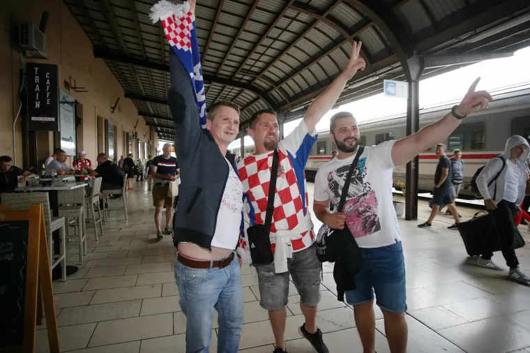 KOCKICE OKUPIRALE ZAGREB: Vlak s navijačima iz Slovenije stigao na Glavni kolodvor, i oni će bodriti Vatrene