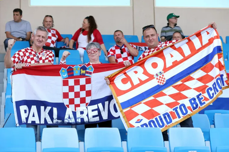 Zanimljivi prizori na tribinama: Pogledajte kako Hrvati bodre Vatrene u Rijadu