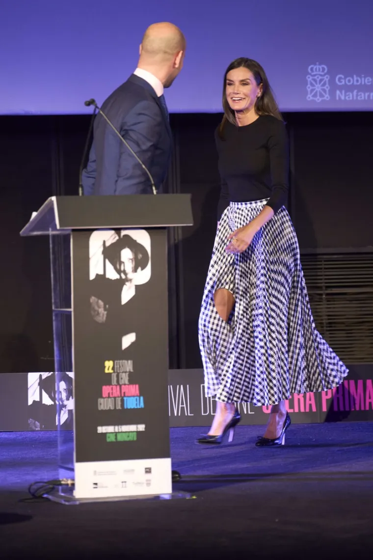 Letizia je danas miljenica javnosti i jedna od najmoćnijih žena u svojoj zemlji, a slovi i kao svjetska modna ikona. Iako su kružile glasine kako je Filipov otac nije mogao smisliti u sinovoj blizini te se pisalo da je smatrao kako je ona najgore što mu se dogodilo te da su je njegovi prijatelji nazivali sluškinjom i ismijavali je zbog porijekla.