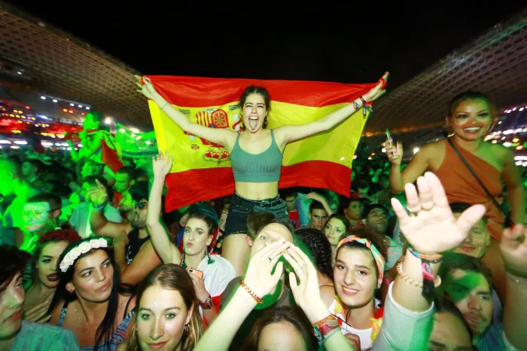 Regatom na Zlatnom ratu u Bolu Ultra se sutra nastavlja na Braču, u utorak na Hvaru u Hotelu Amfora i u Carpe Diem beach clubu, a završava u srijedu na Visu u Fort Georgeu.