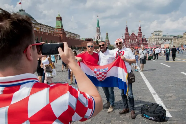 ZAGRIJAVANJE U MOSKVI: Raspjevani hrvatski navijači u središtu grada odbrojavaju do početka finala