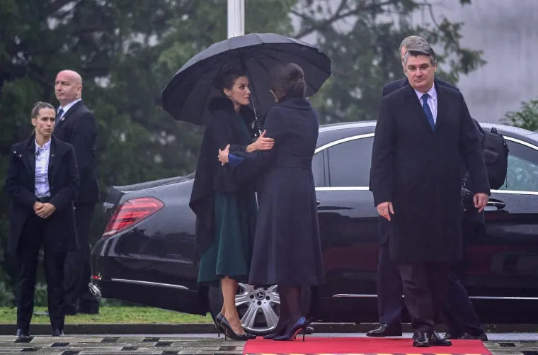 Ništa im neće 'ovi dan pokvarit' pa ni kiša: Milanović i supruga Sanja ugostili kraljevski par