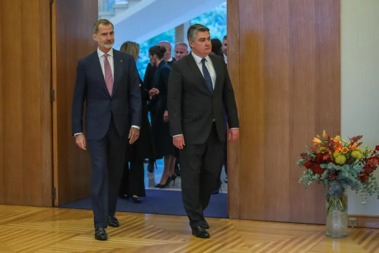 Ništa im neće 'ovi dan pokvarit' pa ni kiša: Milanović i supruga Sanja ugostili kraljevski par