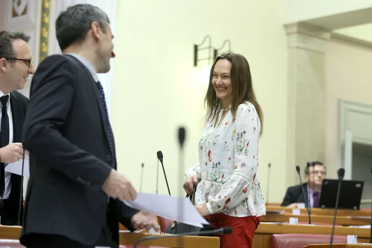 Sabor kao modna pista: je li Mostova zastupnica svojom proljetnom kombinacijom zasjenila kolegice iz HDZ-a?