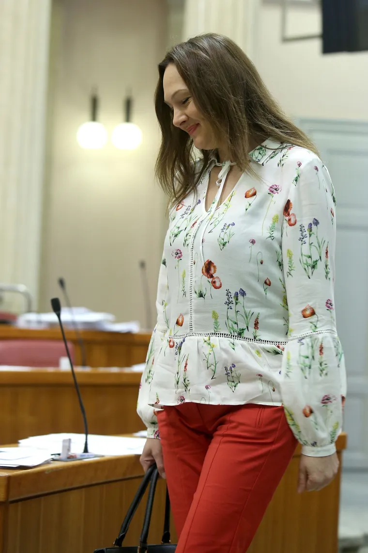 Sabor kao modna pista: je li Mostova zastupnica svojom proljetnom kombinacijom zasjenila kolegice iz HDZ-a?