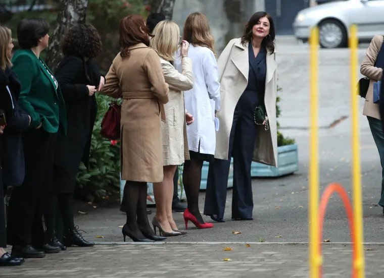 Kraljica Letizia i naša Sanja zablistale u savršenim izdanjima: Svi se pitaju i tko je misteriozna crnka u društvu ministra?