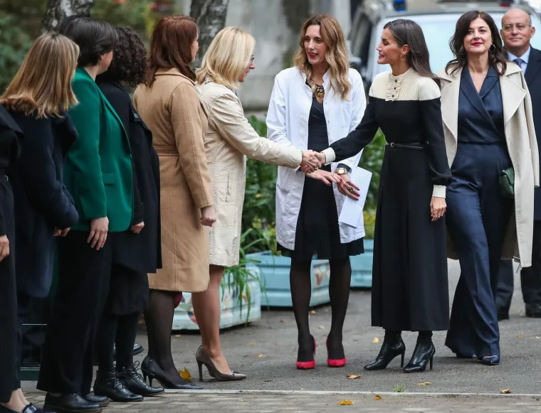 Kraljica Letizia i naša Sanja zablistale u savršenim izdanjima: Svi se pitaju i tko je misteriozna crnka u društvu ministra?
