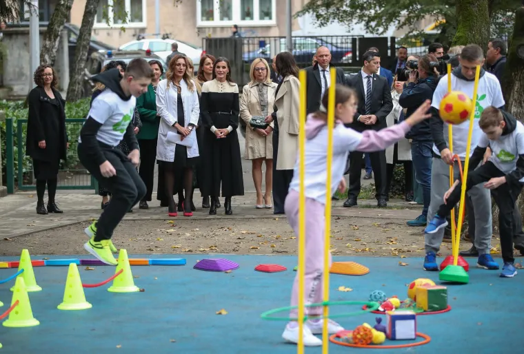 Kraljica Letizia i naša Sanja zablistale u savršenim izdanjima: Svi se pitaju i tko je misteriozna crnka u društvu ministra?
