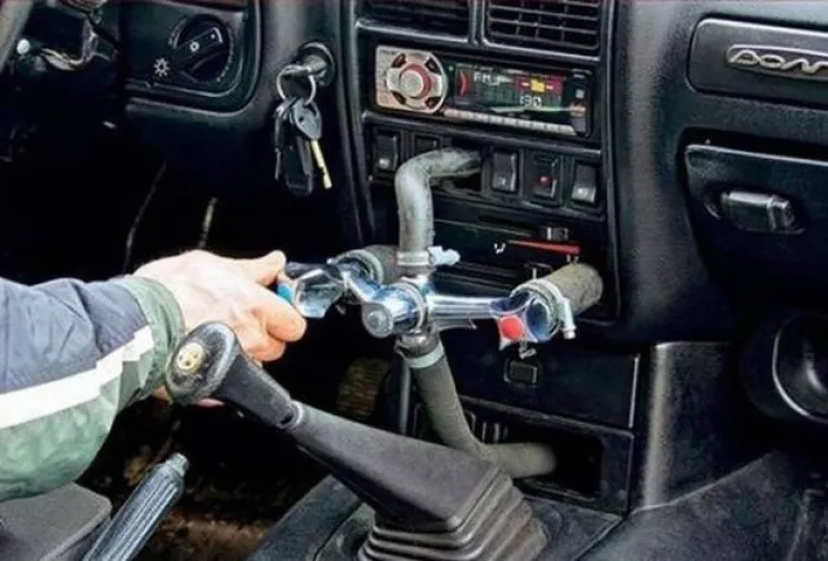 HTJELI UŠTEDJETI KOD MEHANIČARA PA SAMI 'POPRAVILI' AUTO: Njihovi sumanuti popravci su opasni, ali i urnebesni