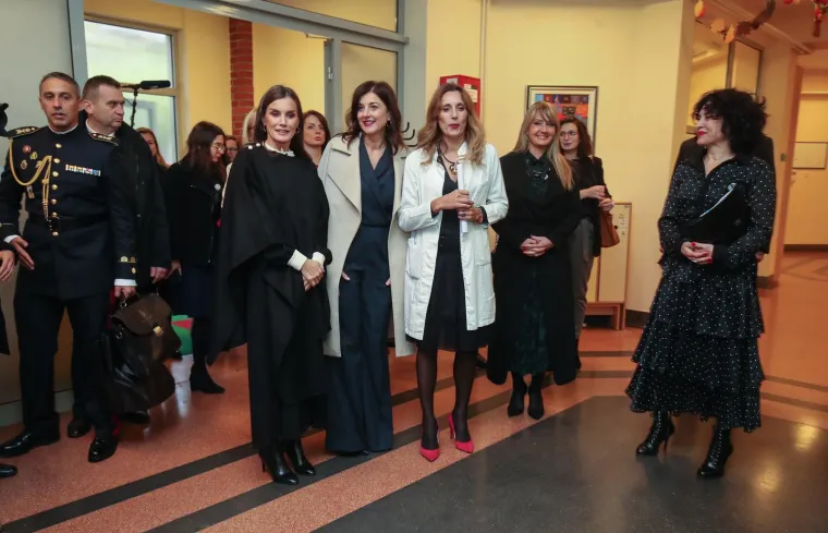 Opuštene Sanja Musić Milanović i kraljica Letizija bez problema čučnule i pričale s klincima