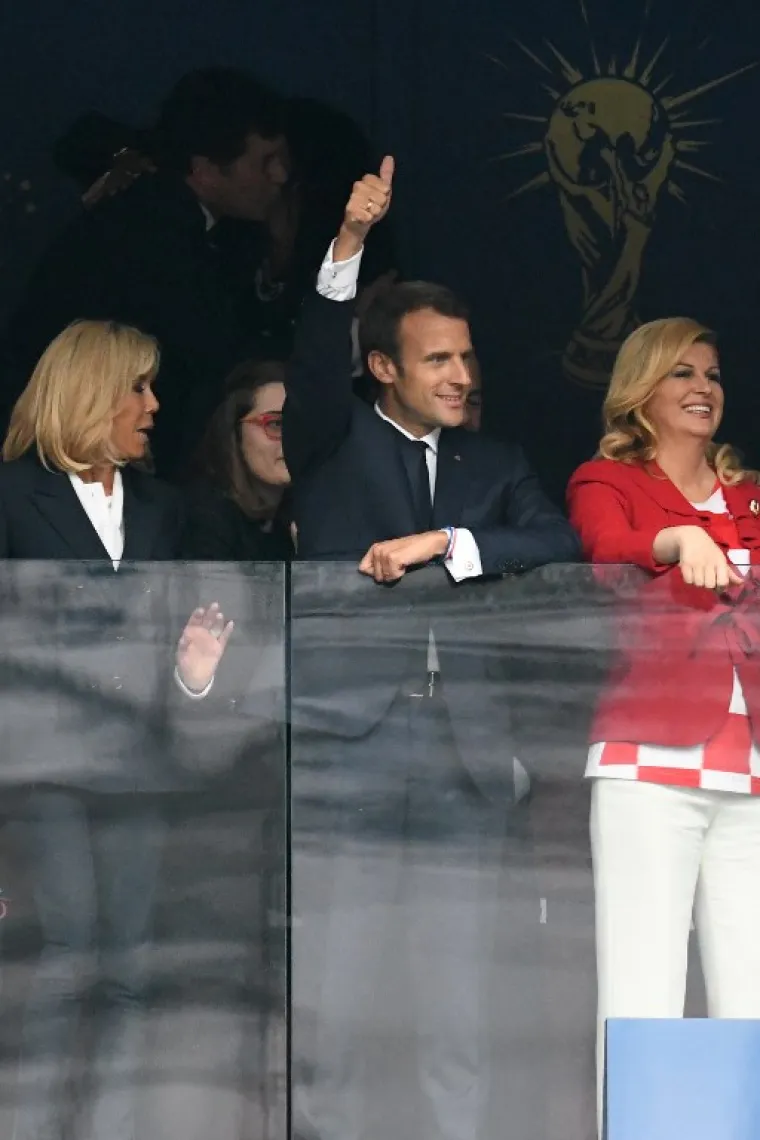 NOVI KOLINDIN SHOW U LOŽI: Predsjednica izgrlila Macrona i Putina, fotografirao ih je Davor Šuker