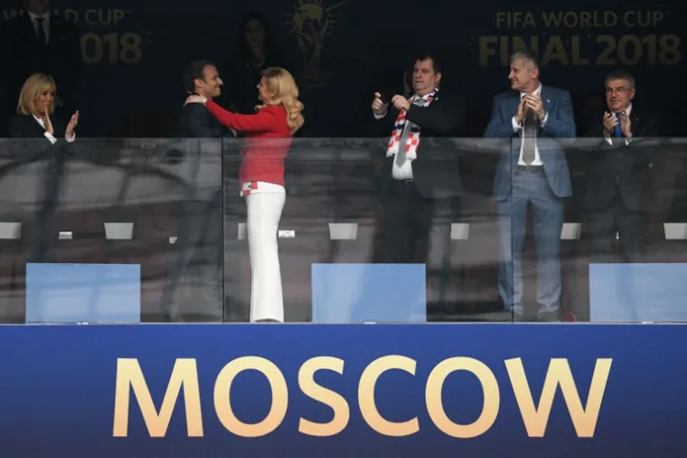 NOVI KOLINDIN SHOW U LOŽI: Predsjednica izgrlila Macrona i Putina, fotografirao ih je Davor Šuker