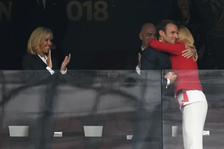 NOVI KOLINDIN SHOW U LOŽI: Predsjednica izgrlila Macrona i Putina, fotografirao ih je Davor Šuker