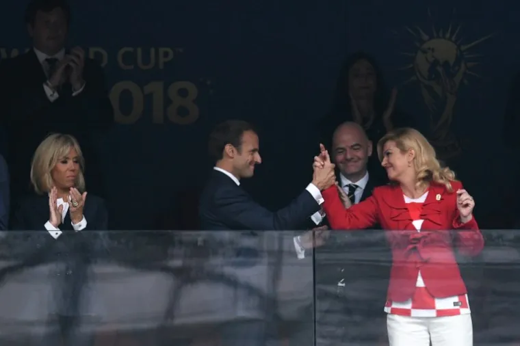 NOVI KOLINDIN SHOW U LOŽI: Predsjednica izgrlila Macrona i Putina, fotografirao ih je Davor Šuker