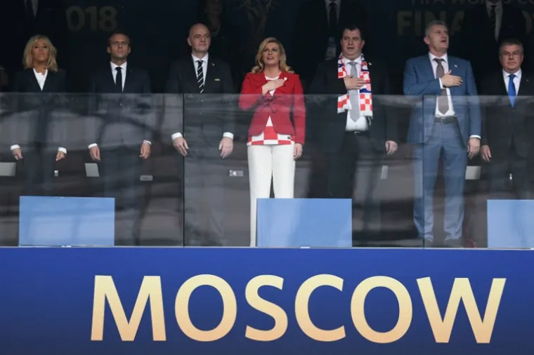 NOVI KOLINDIN SHOW U LOŽI: Predsjednica izgrlila Macrona i Putina, fotografirao ih je Davor Šuker