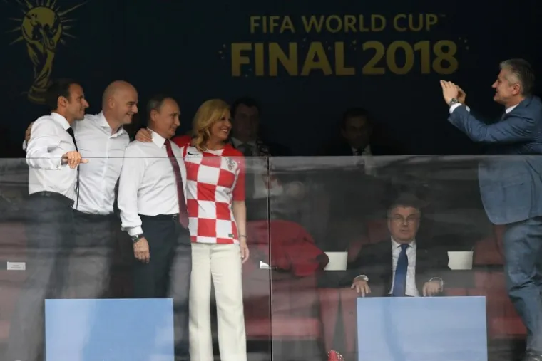 NOVI KOLINDIN SHOW U LOŽI: Predsjednica izgrlila Macrona i Putina, fotografirao ih je Davor Šuker