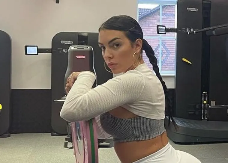 Georgina se često hvali rezultatima iz teretane, a svoju bujnu guzu često stavlja baš u prvi plan - u nastavku pogledajte kakvim je brutalnim izdanjem Ronaldova partnerica mnoge ostavila bez teksta...