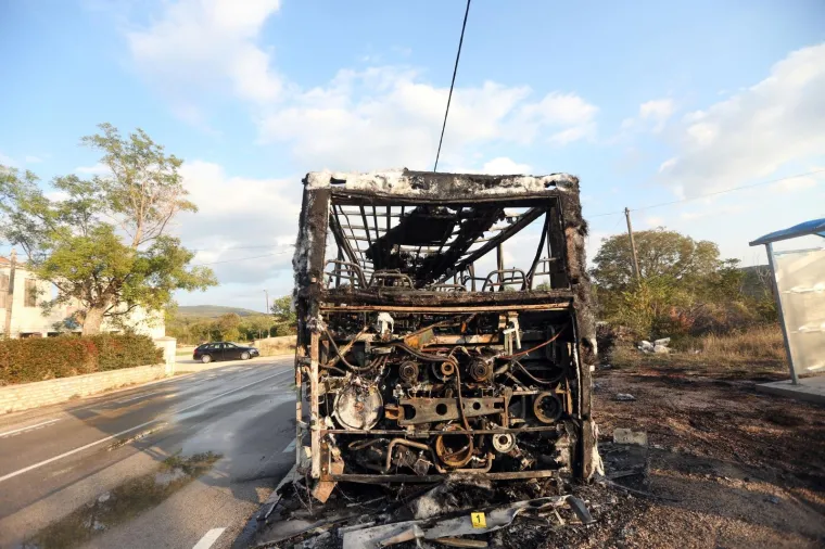 AUTOBUS AUTOTRANSPORTA SE ZAPALIO KOD DRNIŠA: Potpuno je izgorio, ali nitko nije ozlijeđen
