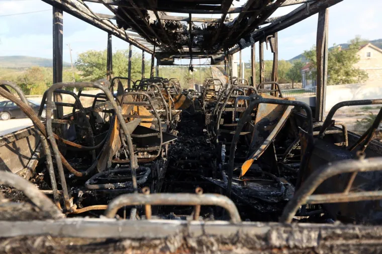 AUTOBUS AUTOTRANSPORTA SE ZAPALIO KOD DRNIŠA: Potpuno je izgorio, ali nitko nije ozlijeđen