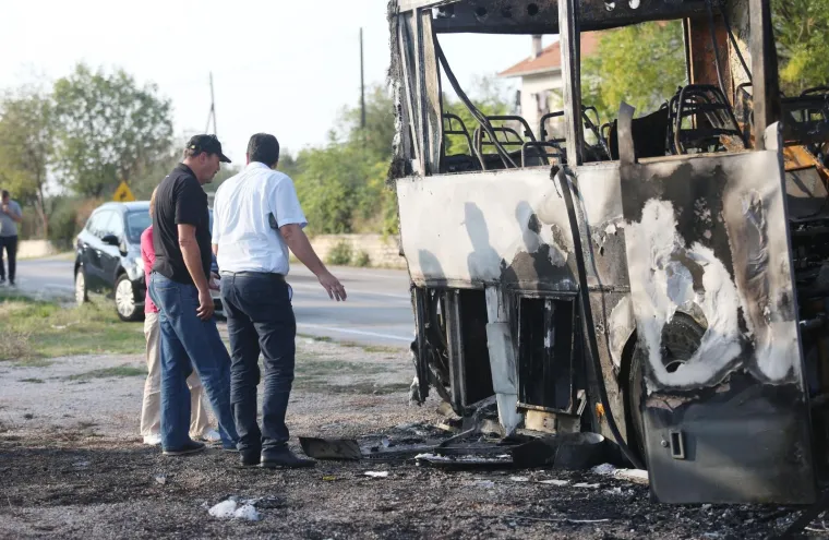 AUTOBUS AUTOTRANSPORTA SE ZAPALIO KOD DRNIŠA: Potpuno je izgorio, ali nitko nije ozlijeđen
