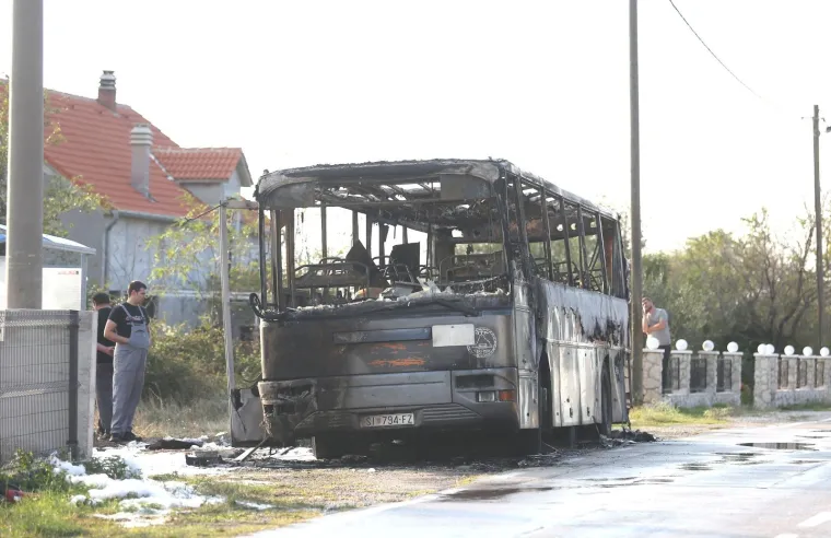 AUTOBUS AUTOTRANSPORTA SE ZAPALIO KOD DRNIŠA: Potpuno je izgorio, ali nitko nije ozlijeđen