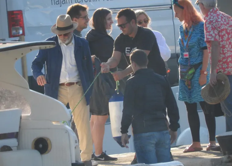 Ekipa je snimljena kako odlazi čamcima na set.