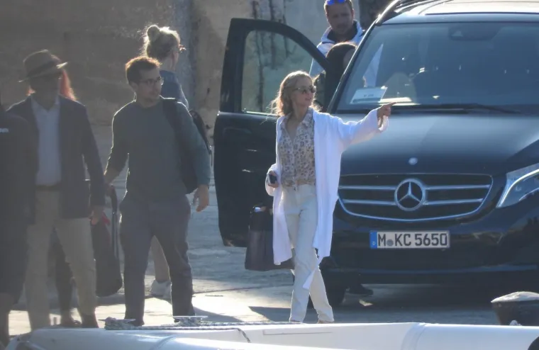 EKIPA 'MAMME MIJE' JE JOŠ NA VISU: Dok ostali na set idu gumenim čamcima, raspoloženi Andy Garcia se vozi gliserom