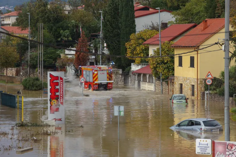 Novi Vinodolski je pod vodom: Zaglavljeni su automobili, poplavljene ceste, svi raspoloživi vatrogasci poslani su na teren