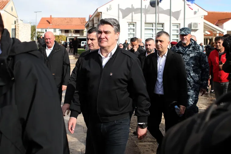 Primjećujete li neobičan detalj na ovoj slici iz Škabrnje? Pogledajte kako je dočekan Zoran Milanović