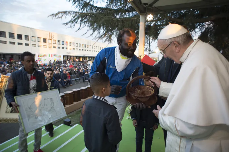 Papa Franjo izbjeglicama oprao i poljubio noge