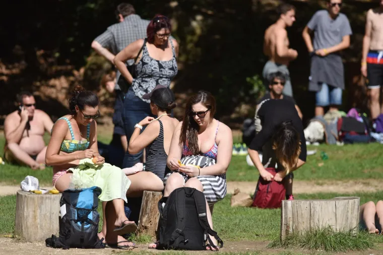 POPUT PRAVE POCAHONTAS: Turisti su iskoristili sunčan dan za kupanje u Skradinu, a jedna je djevojka plijenila pažnju