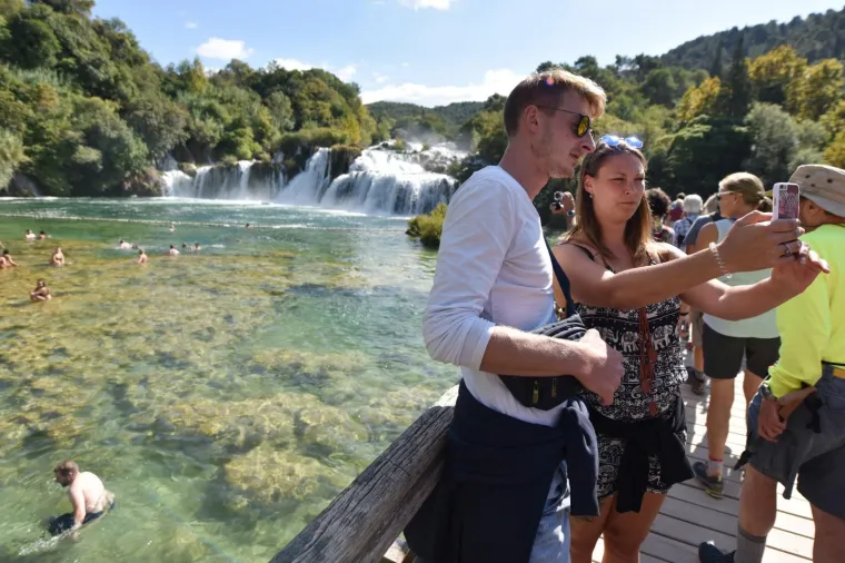 POPUT PRAVE POCAHONTAS: Turisti su iskoristili sunčan dan za kupanje u Skradinu, a jedna je djevojka plijenila pažnju