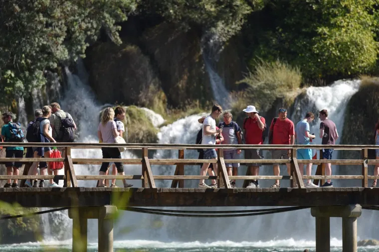 POPUT PRAVE POCAHONTAS: Turisti su iskoristili sunčan dan za kupanje u Skradinu, a jedna je djevojka plijenila pažnju