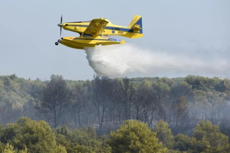 POŽAR KOD ZADRA: Kanaderi i air tractori pomažu u gašenju požara borove šume u blizini kuća u Diklu