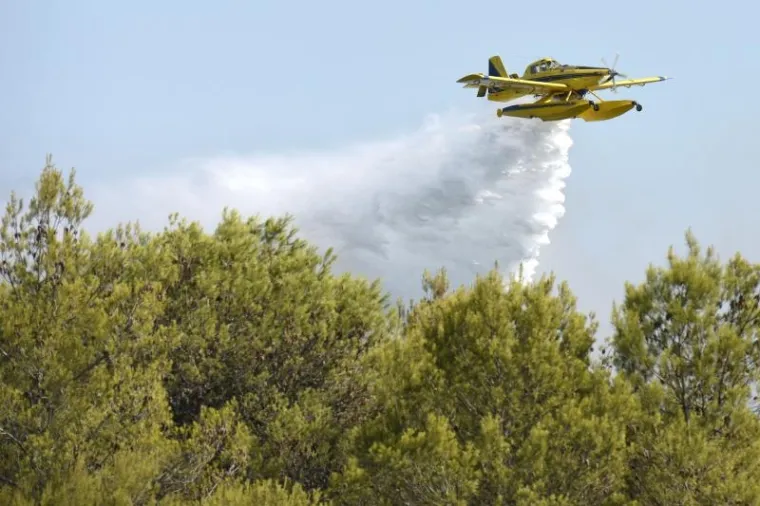POŽAR KOD ZADRA: Kanaderi i air tractori pomažu u gašenju požara borove šume u blizini kuća u Diklu