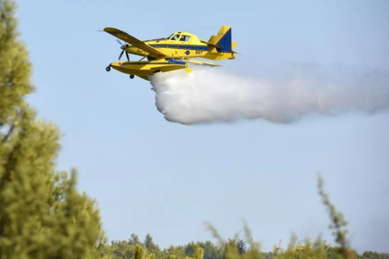 POŽAR KOD ZADRA: Kanaderi i air tractori pomažu u gašenju požara borove šume u blizini kuća u Diklu