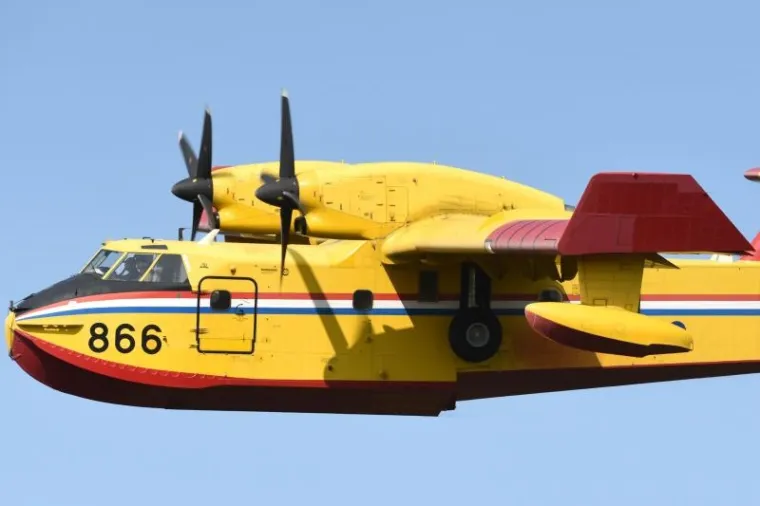 POŽAR KOD ZADRA: Kanaderi i air tractori pomažu u gašenju požara borove šume u blizini kuća u Diklu