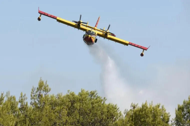 POŽAR KOD ZADRA: Kanaderi i air tractori pomažu u gašenju požara borove šume u blizini kuća u Diklu