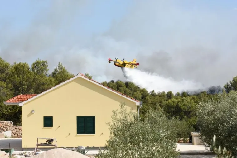 POŽAR KOD ZADRA: Kanaderi i air tractori pomažu u gašenju požara borove šume u blizini kuća u Diklu