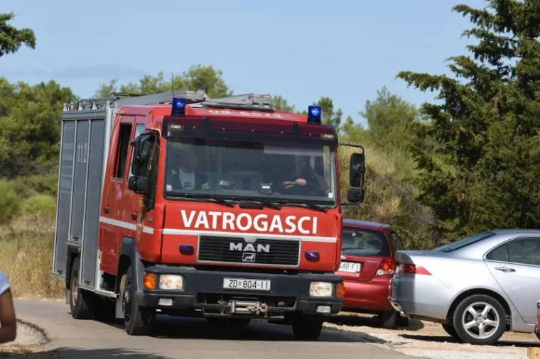 POŽAR KOD ZADRA: Kanaderi i air tractori pomažu u gašenju požara borove šume u blizini kuća u Diklu