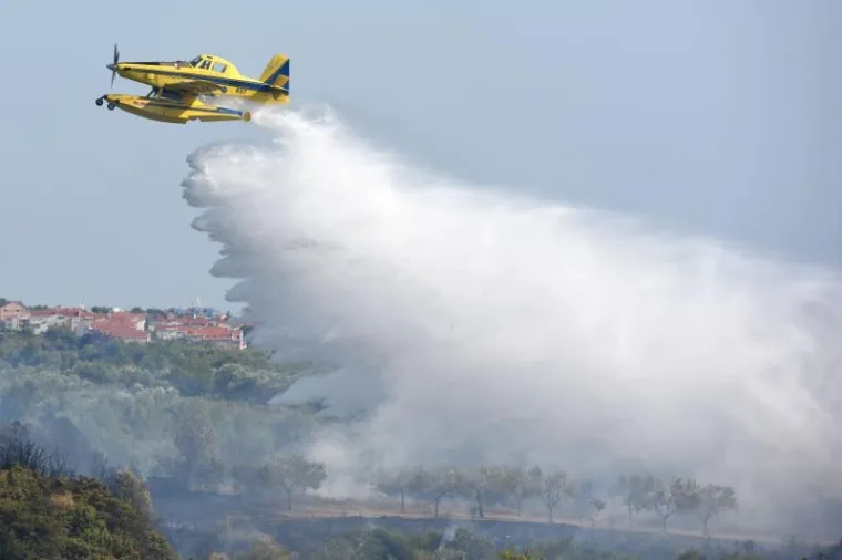 POŽAR KOD ZADRA: Kanaderi i air tractori pomažu u gašenju požara borove šume u blizini kuća u Diklu