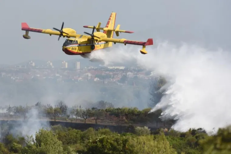 POŽAR KOD ZADRA: Kanaderi i air tractori pomažu u gašenju požara borove šume u blizini kuća u Diklu