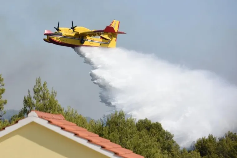 POŽAR KOD ZADRA: Kanaderi i air tractori pomažu u gašenju požara borove šume u blizini kuća u Diklu