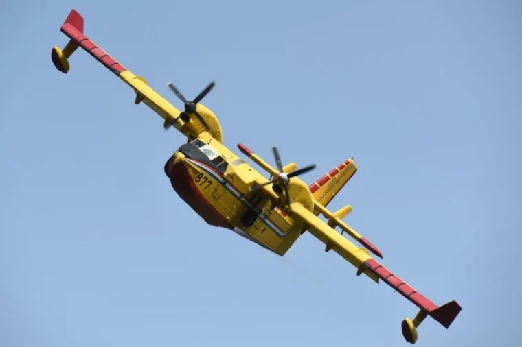 POŽAR KOD ZADRA: Kanaderi i air tractori pomažu u gašenju požara borove šume u blizini kuća u Diklu