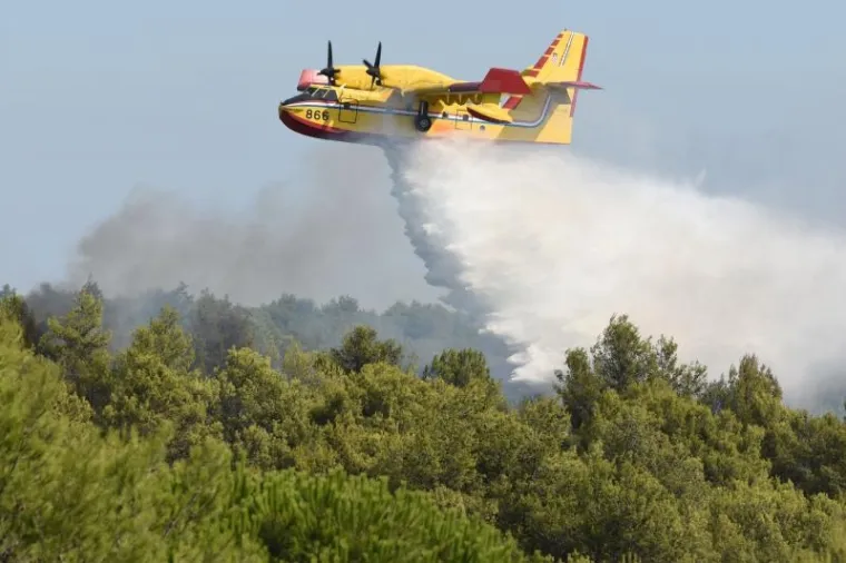 POŽAR KOD ZADRA: Kanaderi i air tractori pomažu u gašenju požara borove šume u blizini kuća u Diklu
