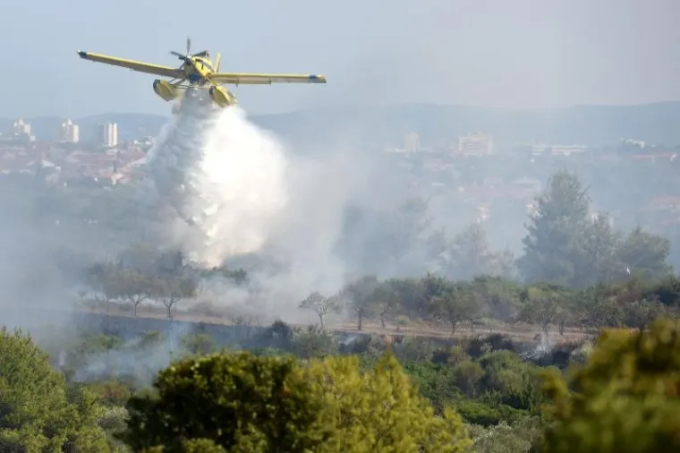 POŽAR KOD ZADRA: Kanaderi i air tractori pomažu u gašenju požara borove šume u blizini kuća u Diklu
