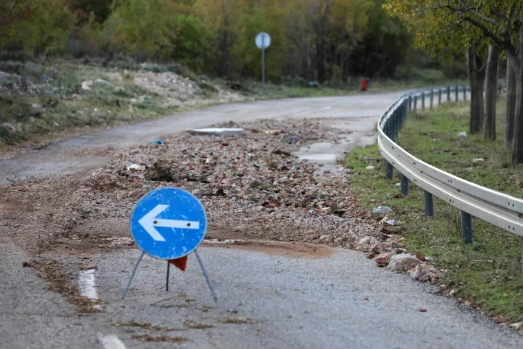 Ove fotografije svjedoče razmjerima katastrofe u Novom Vinodolskom, ljudi su spašavali što se spasiti da