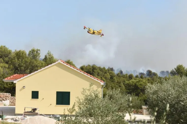 POŽAR KOD ZADRA: Kanaderi i air tractori pomažu u gašenju požara borove šume u blizini kuća u Diklu